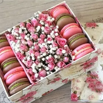7 Кустовых Розовых Роз (40 см.) в коробке с макарони