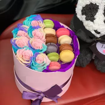 7 Радужных Роз (40 см.) в коробке с макарони