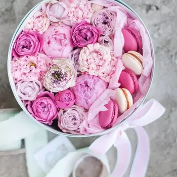 Букет "9 Цветков Микс и 5 Макарони" в коробке