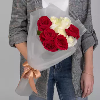 9 Красно-Белых Роз (50 см.)