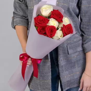 9 Красно-Белых Роз (60 см.)