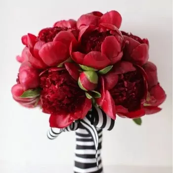 9 Красных Пионов в букете невесты