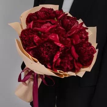 9 Красных Пионов в упаковке