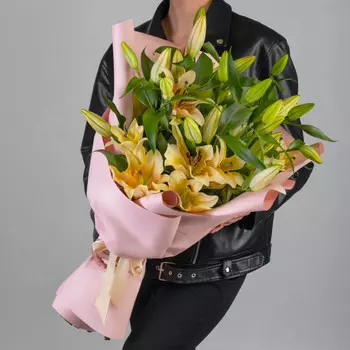 9 Кремовых Восточных Лилий