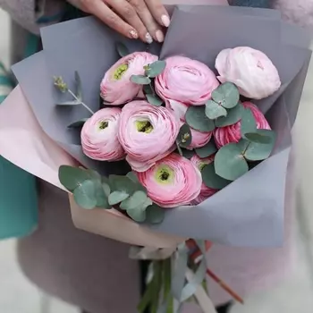 9 Розовых Ранункулюсов с эвкалиптом
