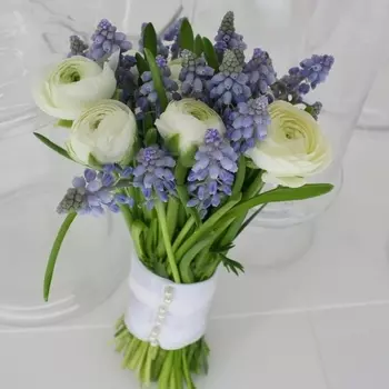 Букет "Мускари и Ранункулюсы"