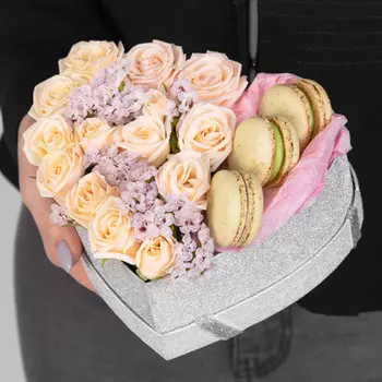 Букет "7 Цветов и 4 Макарони" в коробке сердце