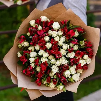 Букет "Красные Альстромерии и Розы"