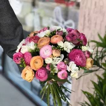 Букет "Яркий Ранункулюс и Фрезия"