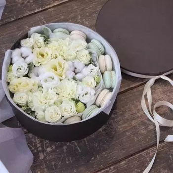 Коробка С Цветами И Макарони №14