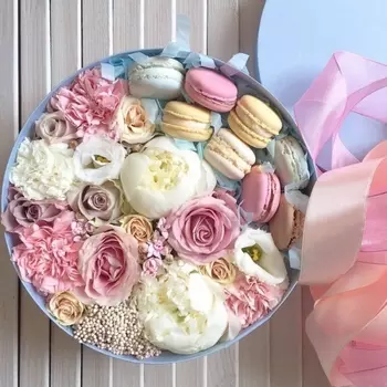 Коробка С Цветами И Макарони №21