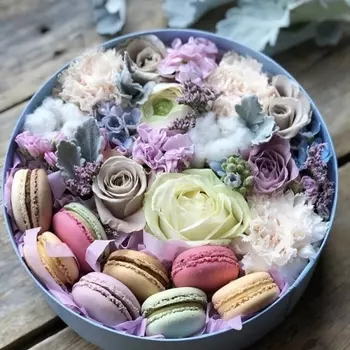 Коробка С Цветами И Макарони №2