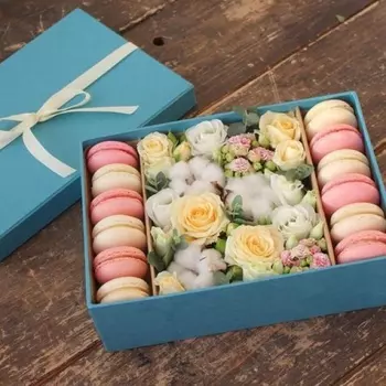 Коробка С Цветами И Макарони №4