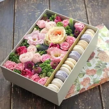 Коробка С Цветами И Макарони №5
