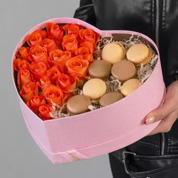 21 Ярко-Оранжевая Роза в коробке сердце с макарони