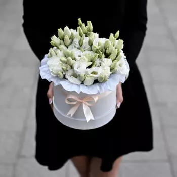 13 Белых Эустом в коробке