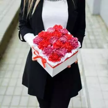 Шляпная коробка "17 Красных и Розовых Гвоздик"