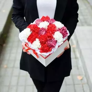 Шляпная коробка "17 Разноцветных Гвоздик"