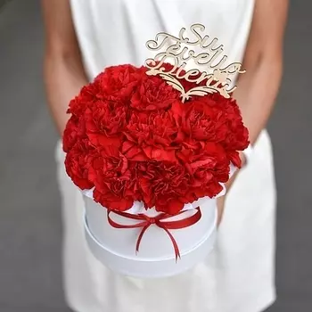 Шляпная коробка "19 Красных Гвоздик"