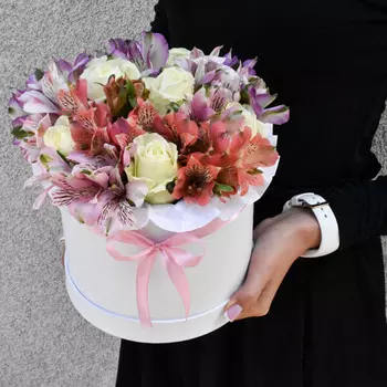 Букет "Белые Розы и Альстромерии" в коробке