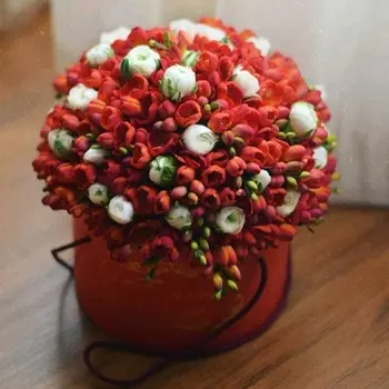 Шляпная коробка "Красные Фрезии и Ранункулюсы"