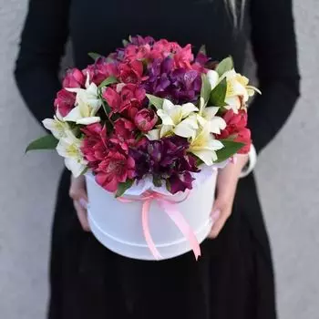 Шляпная коробка "Прекрасные Альстромерии"