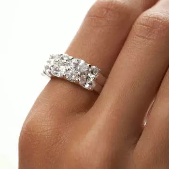 Кольцо из серебра Walk of Fame с крупными фианитами MIE