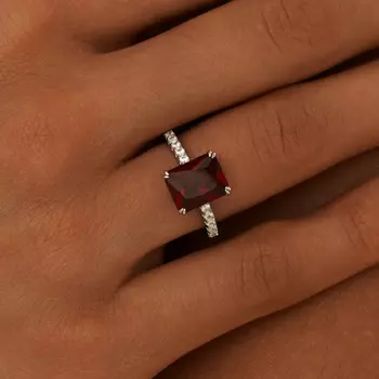 Серебряное кольцо с красным камнем MIE