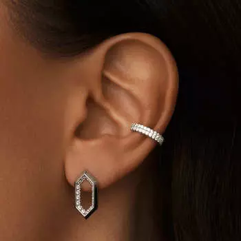 Серебряные многогранные серьги с фианитами MIE