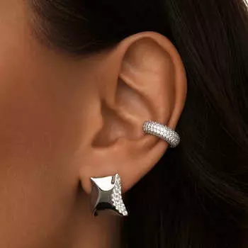 Серебряные серьги из мятого металла с фианитами MIE