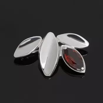 Брошь гранат альмандин (серебро 925 пр. родир. бел.) огранка