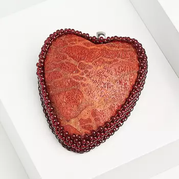 Брошь коралл красный (биж. сплав, кожа натуральная) (кулон)