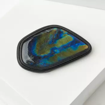 Брошь лабрадор (биж. сплав, кожа натуральная)