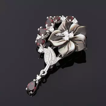 Брошь микс гранат, перламутр (серебро 925 пр. родир. бел.)