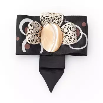 Брошь перламутр бежевый (биж. сплав, текстиль)