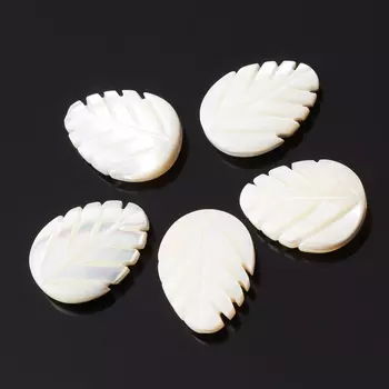 Бусина перламутр белый листик 15*20 мм (1 шт)