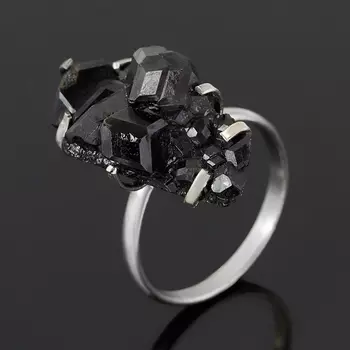 Кольцо гранат меланит (нейзильбер) размер 18,5