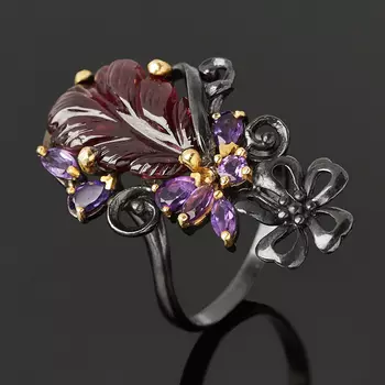 Кольцо гранат родолит (серебро 925 пр. позолота, родир. черн.) размер 18,5