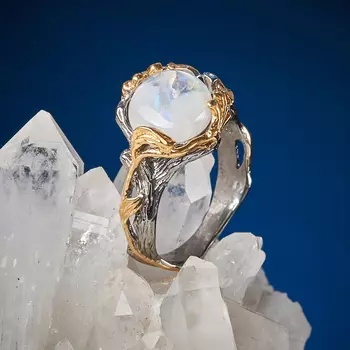 Кольцо лунный камень (адуляр) (серебро 925 пр. позолота, родир. черн.) размер 17