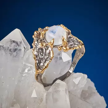 Кольцо лунный камень (адуляр) (серебро 925 пр. позолота, родир. черн.) размер 17,5