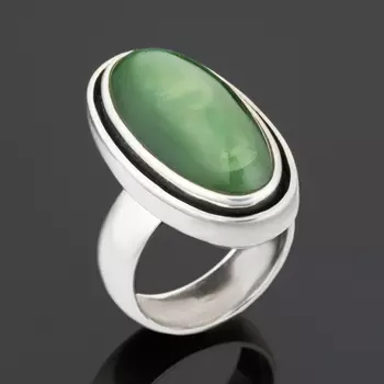 Кольцо нефрит зеленый (серебро 925 пр.) размер 17,5