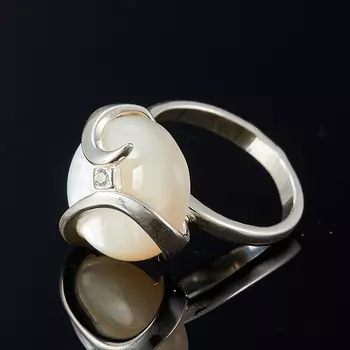 Кольцо перламутр белый (серебро 925 пр.) размер 17