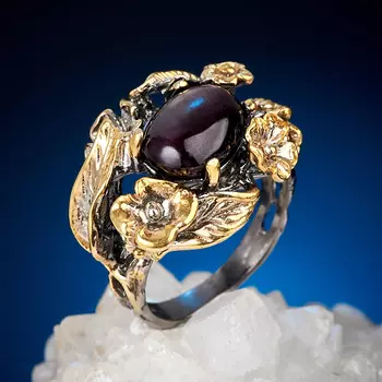 Кольцо звездчатый корунд (серебро 925 пр. позолота, родир. черн.) размер 18