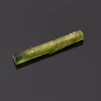 Кристалл турмалин зеленый (верделит) (1,5-2 см)