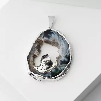 Кулон агат серый (биж. сплав) срез с кристаллом аметиста 4-6 см