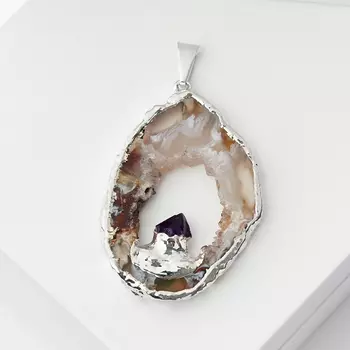 Кулон агат серый (биж. сплав) срез с кристаллом аметиста 4-6 см