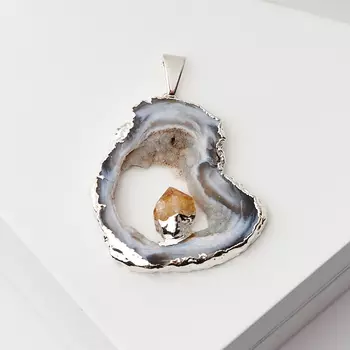 Кулон агат серый (биж. сплав) срез с кристаллом цитрина 4-6 см