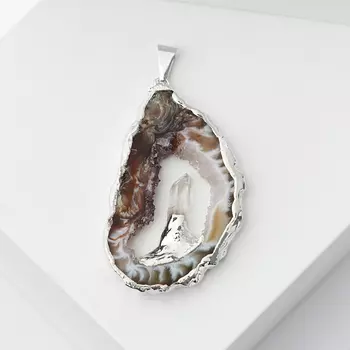 Кулон агат серый (биж. сплав) срез с кристаллом горного хрусталя 4-6 см