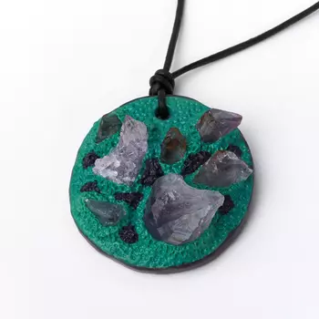 Кулон аметист (биж. сплав, сталь хир., глина полимерная, кожа нат.) круг