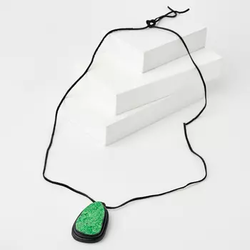 Кулон гранат уваровит (кожа натуральная)